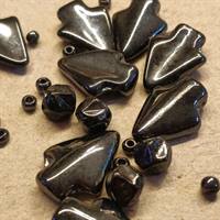Gamle sorte blandede glas perler, til dit næste smykke projekt.
